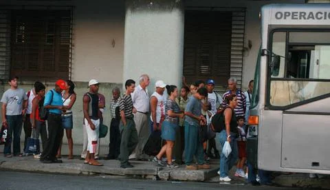  Largas filas esperando transporte publico en el centro de La Habana. La f... Stock Photos