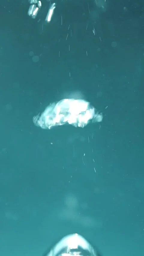 Large air bubbles in water 動画素材 283543678