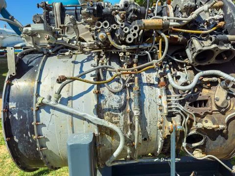 A large aircraft engine is on display at a museum near a runway. The engine s Foto stock