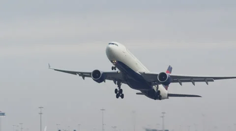 Large airplane taking to the sky 库存影片 46000412