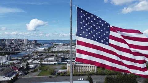 Large American Flag Flying Over Downtown Tacoma, WA 스톡 동영상 194567360