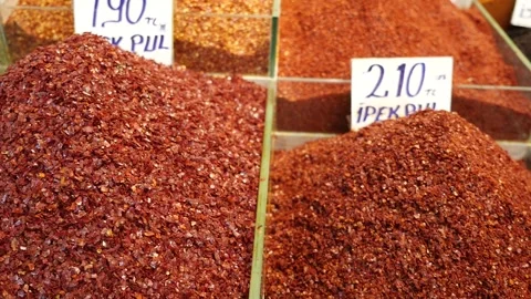 A large amount of hot red pepper flakes from the chili pepper vendor, Vídeo Stock 264069279