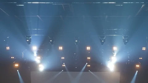 A large amount of light turns on during a rock concert performance. Vidéo 111475949