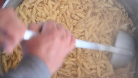 Large amount of pasta that cooks in a large pot in country festival Vídeo Stock 105998174