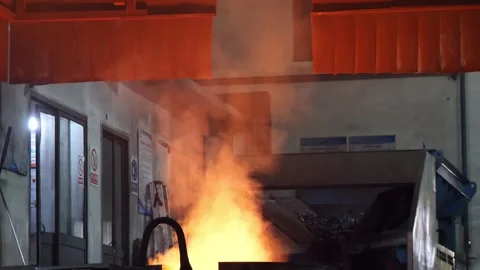 A large amount of thick smoke rises from the melting furnace in a foundry Vidéo 314403675