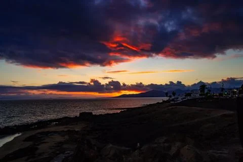 Large and dramatic clouds are directed with their beautiful colors to remove Foto stock