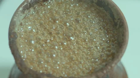 Large and a frame of fragrant brewed coffee that begins to boil in the morning Vidéo 147851877
