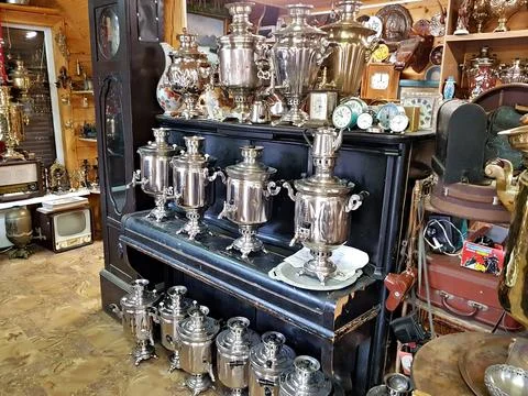 Large and small samovars in the roadside shop of the Russian highway Pskov No Stock-Fotos