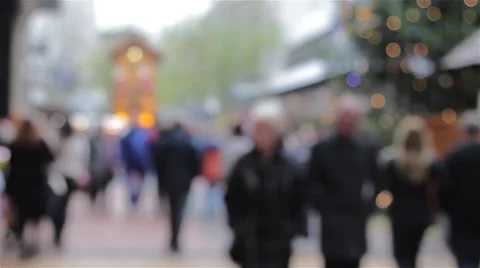Large Anonymous Crowd Busy German Christmas Market Stalls Xmas Lights 库存影片 44514808