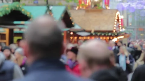 Large Anonymous Crowd Busy German Christmas Market Stalls Xmas Lights 動画素材 44519591