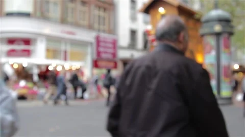Large Anonymous Crowd Busy German Christmas Market Stall  Xmas Lights 库存影片 44519722