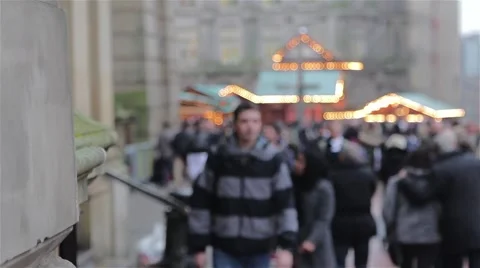 Large Anonymous Crowd Busy German Christmas Market Stalls Xmas Lights 库存影片 44519799
