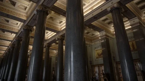 Large antique columns inside the building Vidéo 108305528