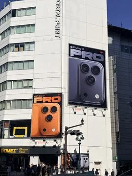 Large Apple iPhone 17 Pro advertisement billboards sponsored by au on the f.. Stockfoto's
