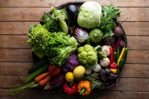 Large baking pan with fresh mixed colourful vegetables 库存照片