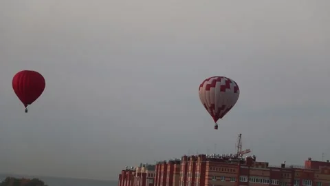 A large balloon, brightly colored, flies over the city. Video stock 140511553