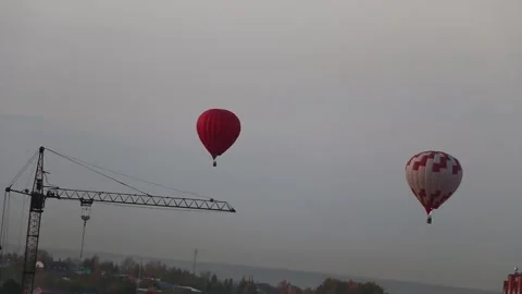 Large balloon, brightly colored, flies over the city. Video stock 140511585