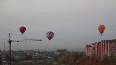 A large balloon, brightly colored, flies over the city. Video stock 140511591