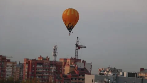 A large balloon, brightly colored, flies over the city. Video stock 140511641
