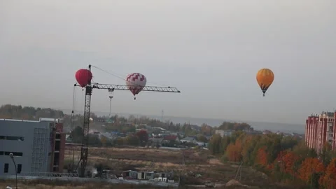 A large balloon, brightly colored, flies over the city. Video stock 140511938