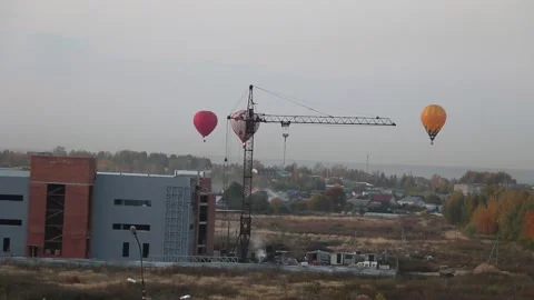 A large balloon, brightly colored, flies over the city. Video stock 140512253