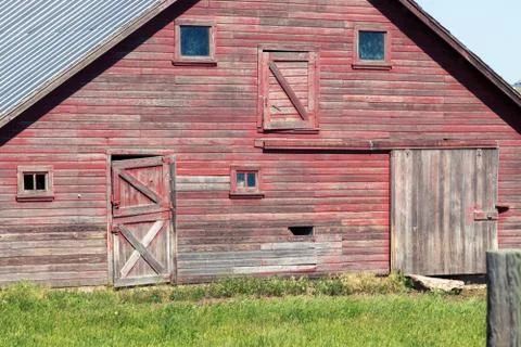 A large barn with grass in front of a house Stock-Fotos