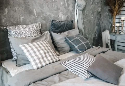 Large bed four-poster bed. Bedroom design Stock-Fotos