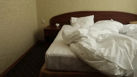 Large bed in a standard hotel room. Video stock 103573242