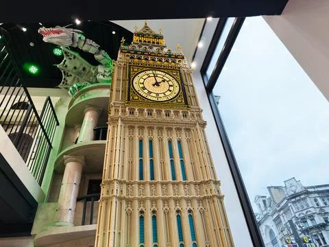 Large Big Ben model clock tower replica inside a London, UK shop showing de.. 스톡 사진