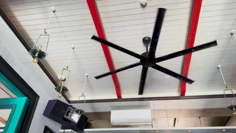 Large black ceiling fan spinning in slow motion within a bright indoor rest.. Vídeos de archivo 334102493