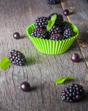 Large blackberries in the form for a cupcake made of paper. Foto stock