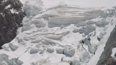 Large blocks of ice cracking and collapsing from a melting glacier Video stock 339212532