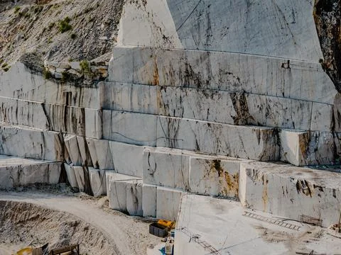 Large blocks of marble in one of the quarries near Carrara, Italy Foto stock