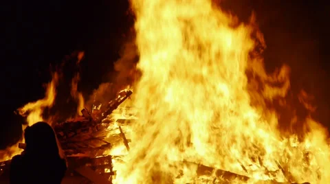 Large bonfire flames against night sky tilt 스톡 동영상 36634387