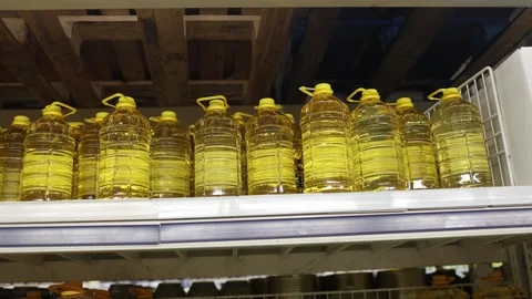 Large bottles of vegetable cooking oil lined up on a retail store shelf Vídeo Stock 345978857