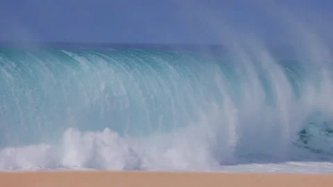 A large breaking wave at Ke Iki beach on the North Shore, Oahu, Hawaii. Stockbeeldmateriaal 169612086