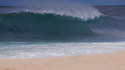 A large breaking wave at Ke Iki beach on the North Shore, Oahu, Hawaii. Stockbeeldmateriaal 169612770