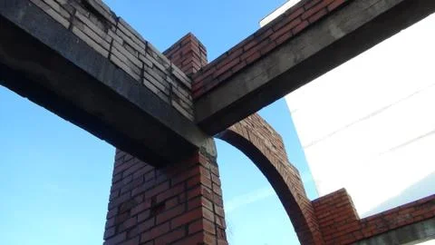Large brick arch between high rise buildings Stock-Fotos