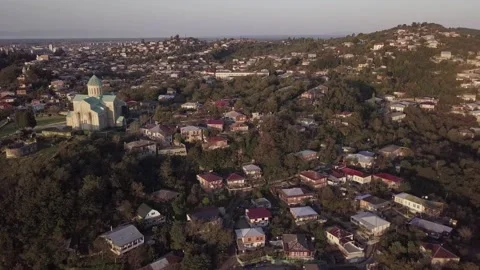 A large brick building with many windows Видео 156845719