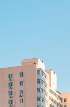 Large, brick building with a multitude of windows along its exterior facade Fotos de archivo