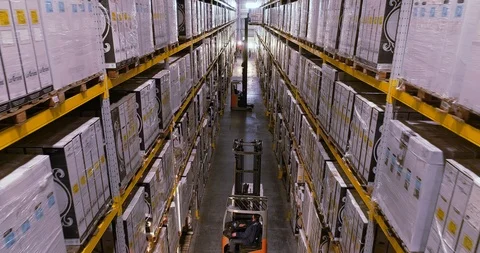Large bright warehouse, warehouse with finished products at the factory 库存影片 105023273