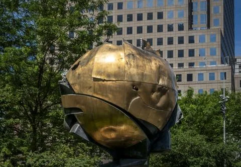 Large bronze sculpture, The Sphere 스톡 사진