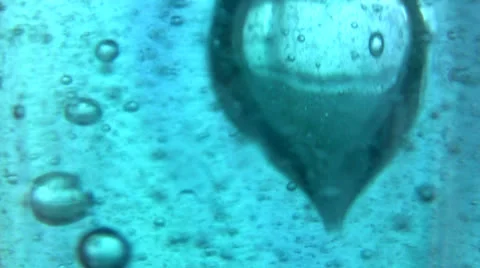 Large bubbles in blue liquid texture Vidéo 23843558