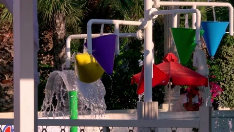 Large bucket with water splashes in the park 스톡 동영상 161781662