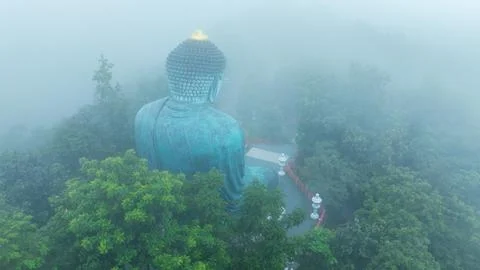 Large Buddha Statue Viewed From Behind In Misty Forest At Mountain Temple P.. 库存照片