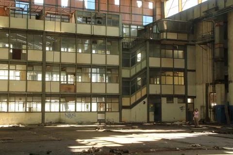 Large building with an array of windows Fotos de archivo