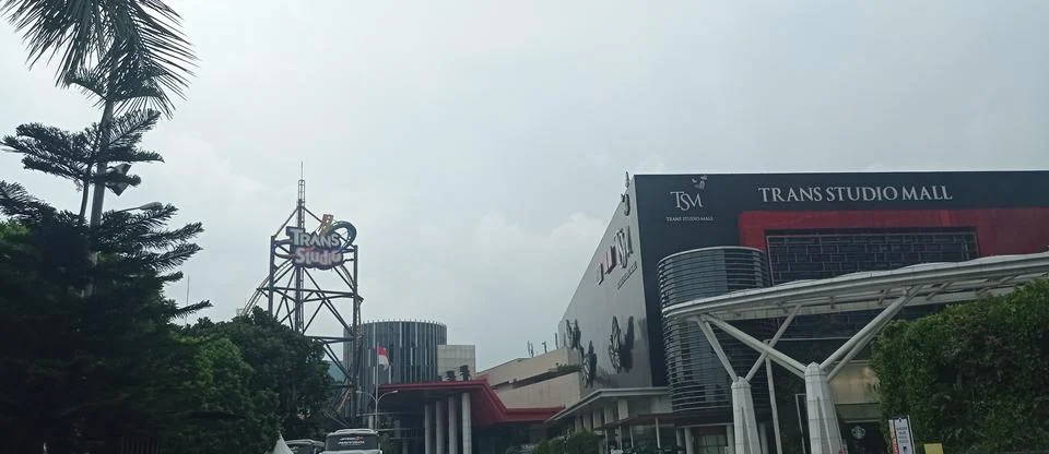 A large building called Trans Studio Mall, a leading shopping center in Bandung Stock-Fotos