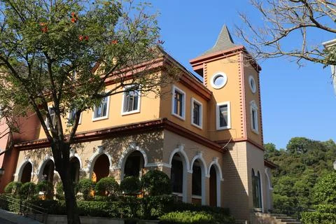 A large building with a clock tower and a large window Stock-Fotos