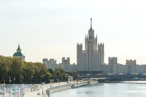 A large building with a clock tower is in the background in Moscow city Russia Foto stock