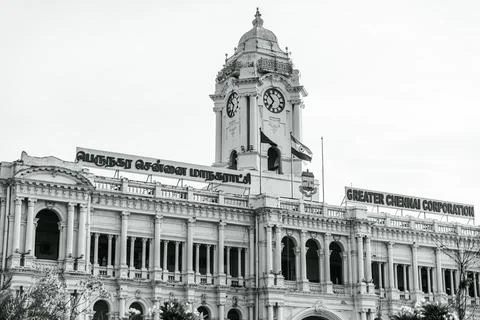 A large building with a clock tower. in Chennai Stockfoto's